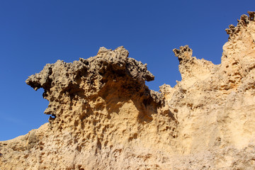 Formacje skalne na maltańskim wybrzeżu wyspy Gozo - obrazy, fototapety, plakaty