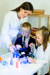 kids making science experiments