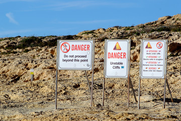 Znak ostrzegawcze przy klifach na maltańskiej wyspie Gozo
