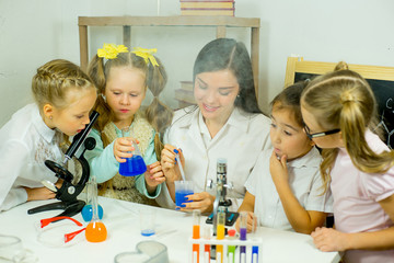 kids making science experiments