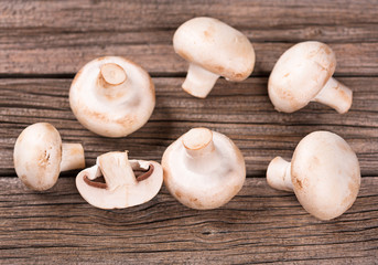 Fototapeta na wymiar Raw white champignons