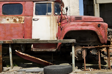 Fototapeta na wymiar Old dilapidated truck in the back yard