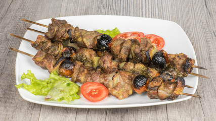 brochettes de viande grillée sur assiette