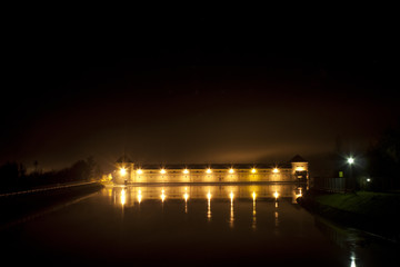 Fototapeta na wymiar Wasserkraftwerk bei Nacht