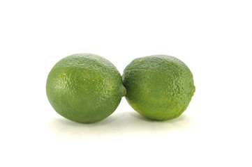 Лаймы на белом фоне крупным планом