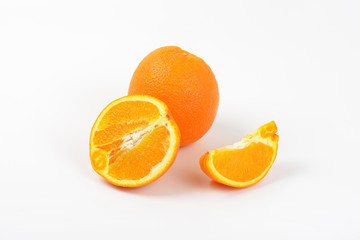 whole and sliced oranges