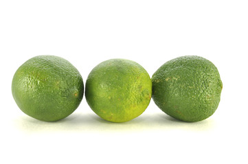 Лаймы на белом фоне крупным планом