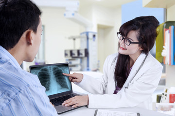 Obraz premium Physician showing checkup result