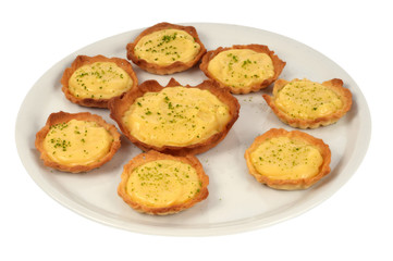 Fototapeta premium Tartelettes au citron avec des zestes de citron vert dans un plat 