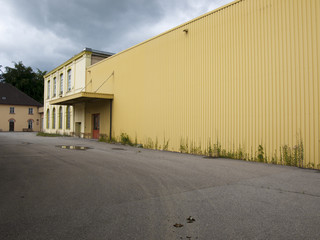Fabrikfassade in gelb - obrazy, fototapety, plakaty