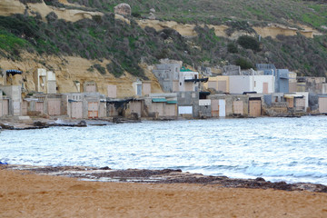 Garaże dla łodzi na wybrzeżu Malty - obrazy, fototapety, plakaty