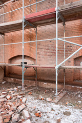 Bauger&uuml;st an einem denkmalgesch&uuml;tzten Backsteinbau