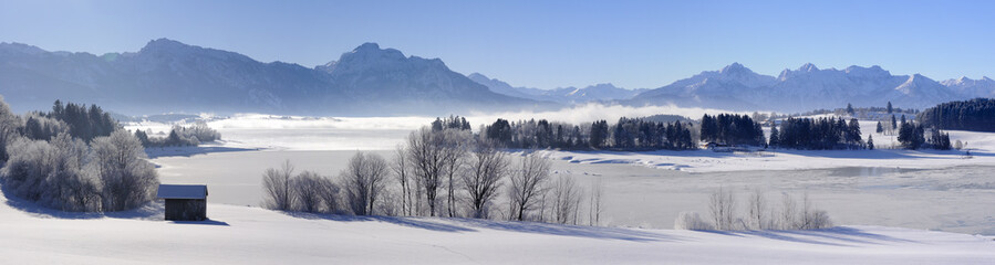 Panorama Winterlandschaft in Bayern mit Alpen