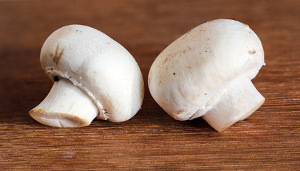 Champignons auf einem Brett