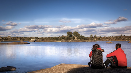 Fototapeta premium Pareja de moteros disfrutando del atardecer romántico en Los Barruecos