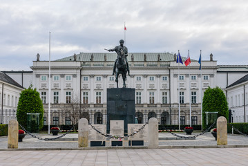 the presidential Palace (Palac Prezydencki) and the monument to Prince józef Poniatowski in Warsaw.
