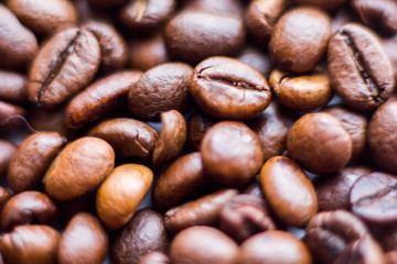 Naklejka premium Close up beans on a white background. Coffee on the entire screen for the background. Roasted coffee beans brown. Lots of coffee in high definition.