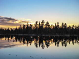 Obraz na płótnie Canvas Sonnenuntergang hinter Wald am See