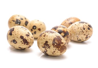 Obraz premium Quail eggs isolated on white background
