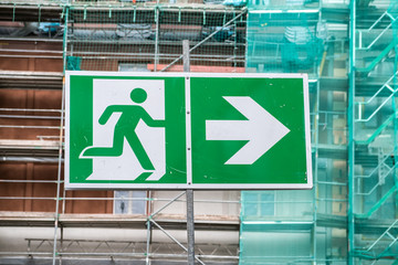Schild Notausgang Fluchtrichtung 