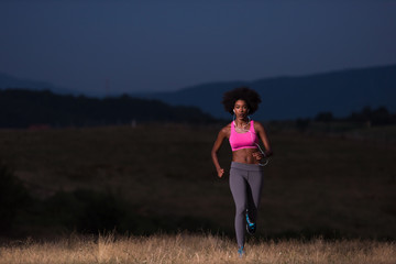 Obraz premium Young African american woman jogging in nature