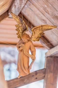 Weihnachtsengel in Holzkrippe