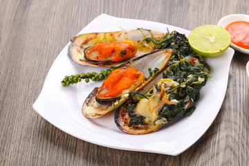 Baked mussels with spinach