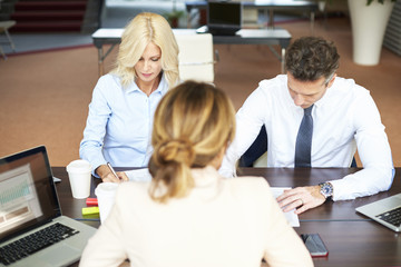 Obraz premium Financial management. Shot of a financial businesswoman using touchpad while presenting her idea to her coworkers while on business meeting. 