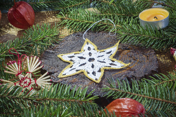 świąteczne dekoracje bożonarodzeniowe, wigilijne, kompozycja ręcznie wykonane ozdoby choinkowe na szydełku