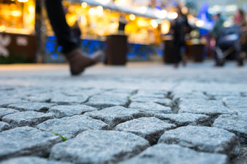 Weihnachtsmarkt mit unscharfen Menschen und Lichter