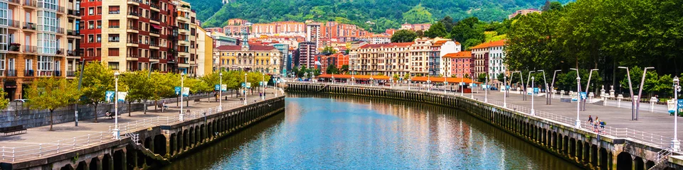 Gordijnen Bilbao city downtown with a River © Madrugada Verde
