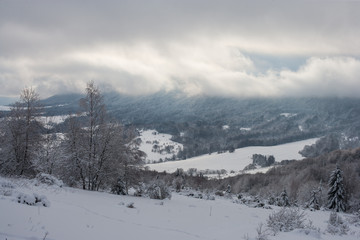 Fototapeta na wymiar Bieszczadzki Park Narodowy zimą, szlak w kierunku Połoniny Caryńskiej, widok w kierunku Rawki 