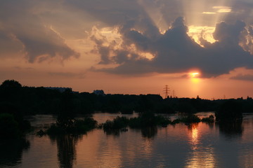 Zachód slońca nad rzeką