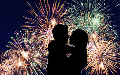 küssendes Liebespaar vor einem prachtvollen Feuerwerk bei Nacht