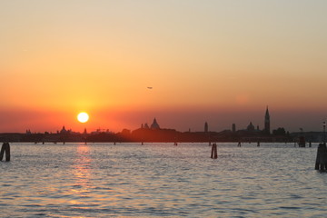 Fototapeta premium Sonnenuntergang in Venedig-Flugzeug vor Sonnenuntergang