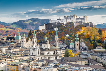 Naklejka premium Klasyczny widok Salzburga jesienią, Austria