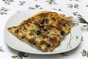 composizione fotografia colori porzione di pizza sopra un piatto con forchetta 