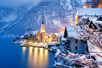 Naklejka premium Zimowy widok na Hallstatt, tradycyjną austriacką wioskę z drewna, światowego dziedzictwa kulturowego UNESCO. Boże Narodzenie widok.