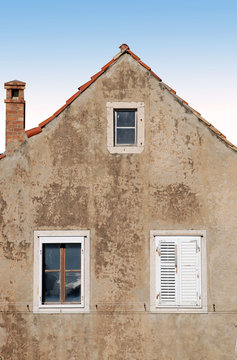 Casa de pueblo con tres ventanas