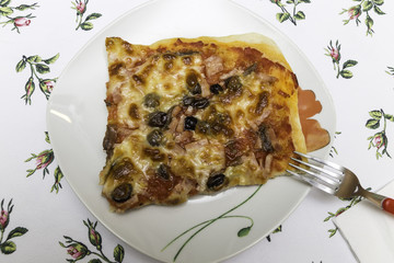 composizione colori vista dall’alto di porzione di pizza olive prosciutto 