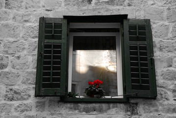 Ventana abierta con geranios