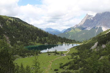 Fototapeta na wymiar Seeben See / Coburger Hütte an der Zugspitze