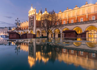 Fototapeta Krakow, Poland, Cloth Hall in the night, reflecting in the puddle obraz