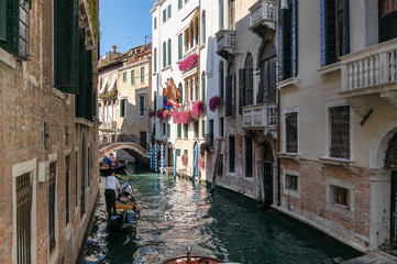 Fototapeta na wymiar Góndola en las calles de Venecia