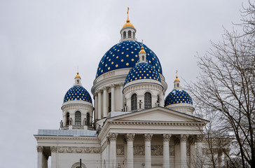 Fototapeta na wymiar Holy trinity cathedral Saint Petersburg Russia. It has the biggest wooden dome in Europe painted in deep blue with golden stars.