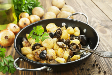 Fried potatoes with mushrooms - 128411158