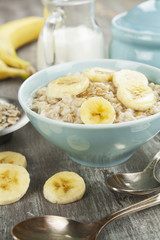 Porridge with bananas and honey