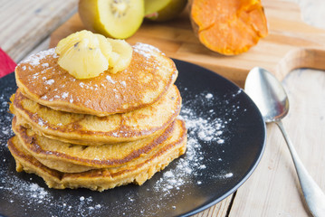 Pancakes of yam and kiwi
