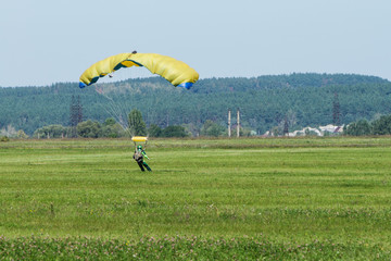 Landing parachutist to land