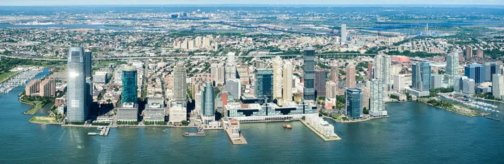 Poster Panoramisch uitzicht met hoge resolutie over Jersey City en de Hudson River © kmiragaya